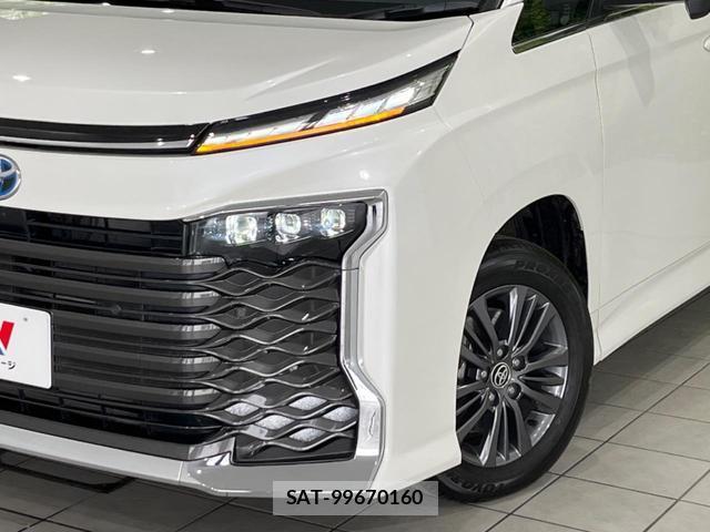 Toyota VOXY 2025-10 7819841-12