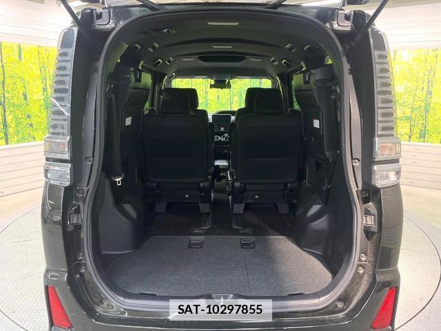 Toyota VOXY 2018 7820537-11