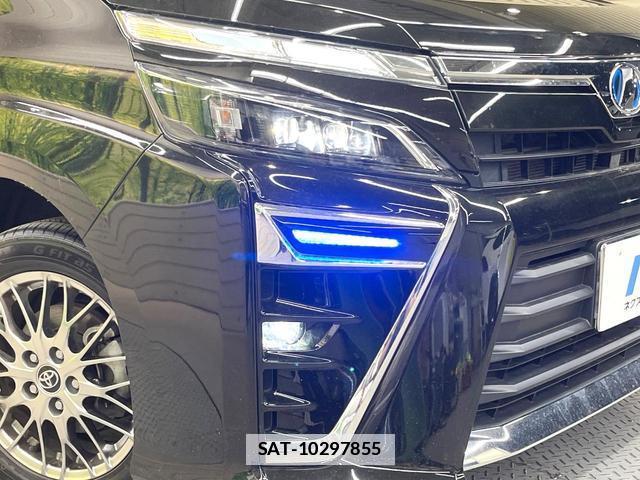 Toyota VOXY 2018 7820537-13