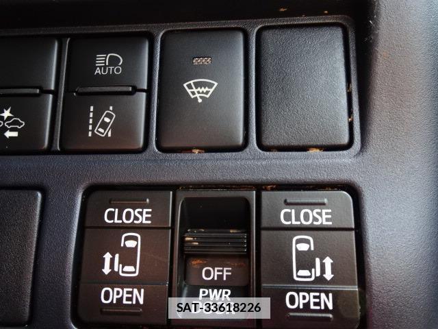 Toyota VOXY 2016-06 7820621-11