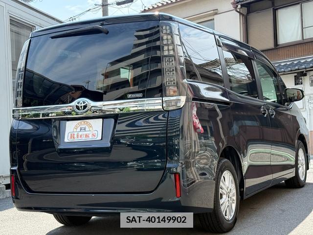 Toyota VOXY 2014-11 7820816-4