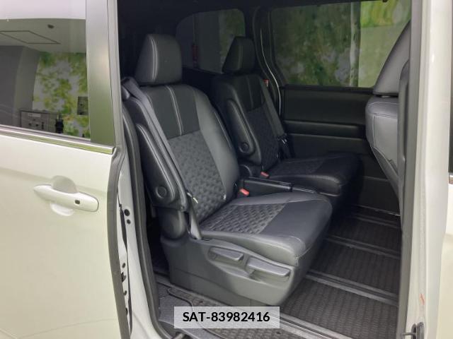 Toyota VOXY 2025-11 7821144-4