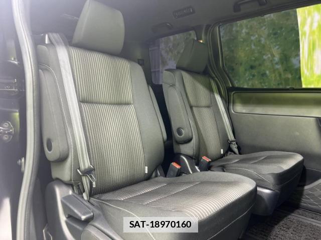 Toyota VOXY 2017-10 7821363-4