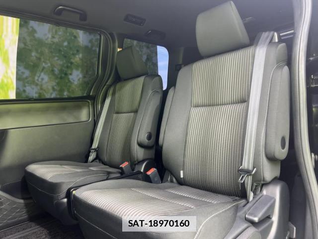 Toyota VOXY 2017-10 7821363-7