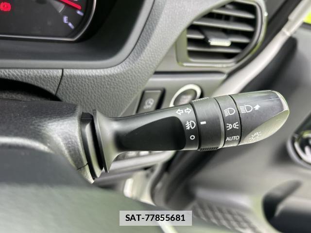 Toyota VOXY 2018-11 7821518-16
