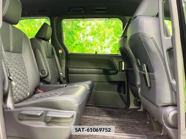 Toyota VOXY 2025-11 7821655-4
