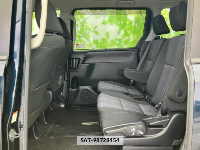 Toyota VOXY 2014-04 7821696-7