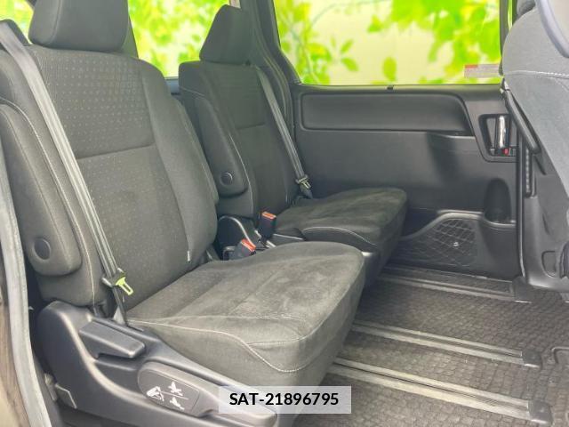 Toyota VOXY 2017-08 7822406-4