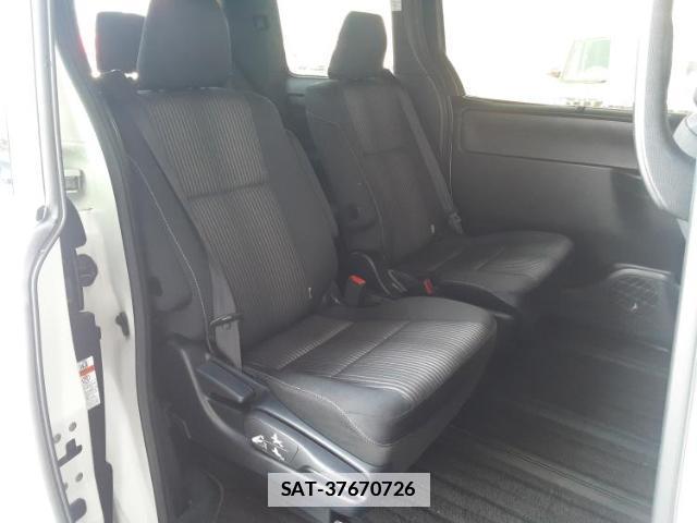 Toyota VOXY 2019-02 7822617-4