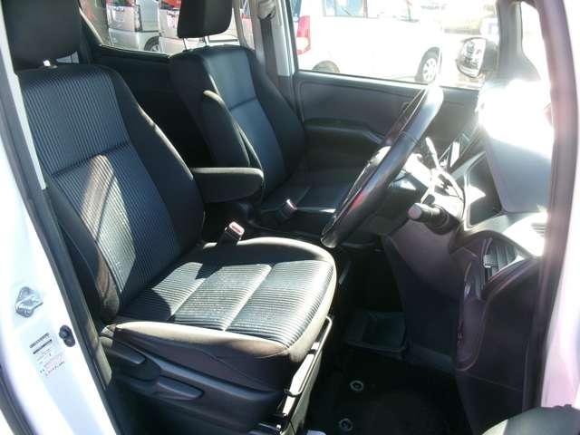Toyota VOXY 2014-05 7823306-17