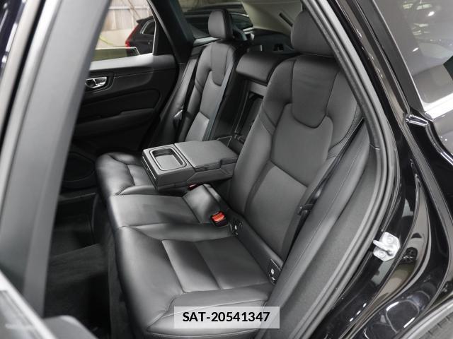 Volvo XC60 2018-05 7813701-12