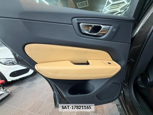 Volvo XC60 2017-12 7816888-13