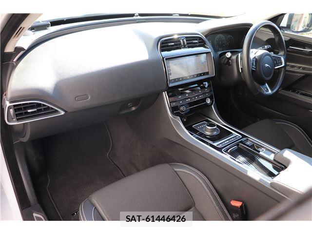 Jaguar XE 2017-12 7817156-12