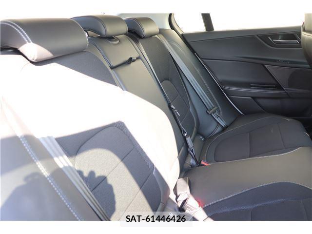 Jaguar XE 2017-12 7817156-14