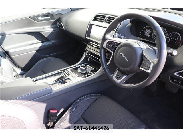 Jaguar XE 2017-12 7817156-2