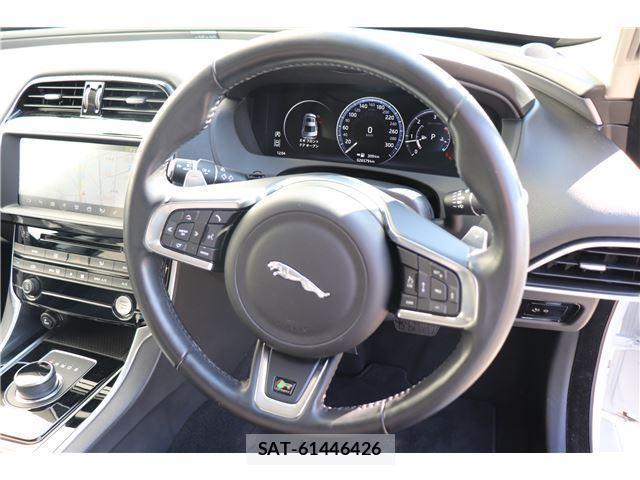 Jaguar XE 2017-12 7817156-3