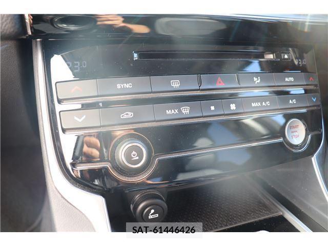 Jaguar XE 2017-12 7817156-5