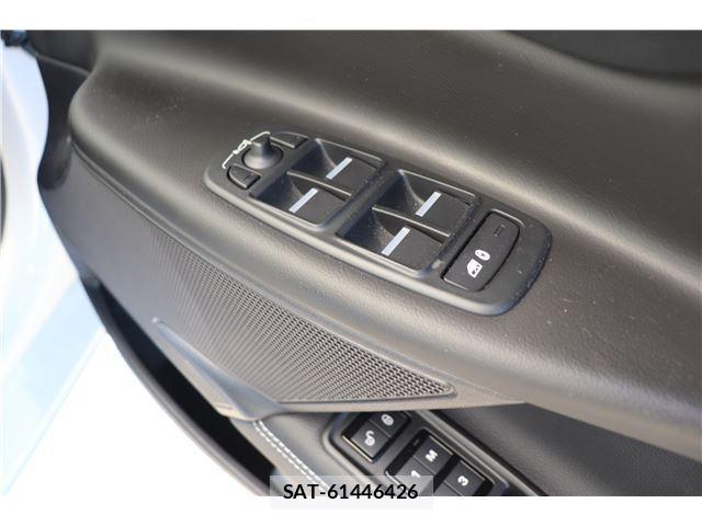 Jaguar XE 2017-12 7817156-9