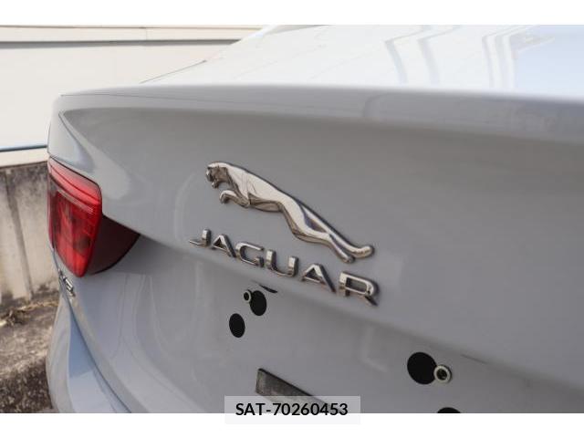 Jaguar XE 2015-07 7817169-12