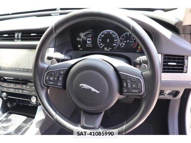 Jaguar XF 2017-03 7817204-7