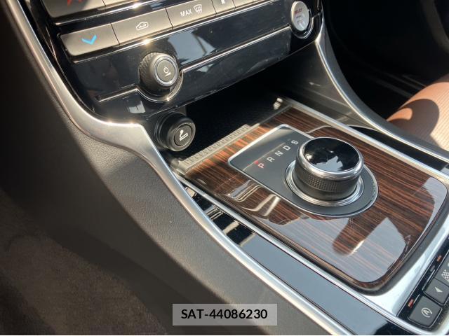 Jaguar XF 2017-03 7817221-12