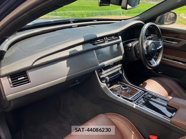 Jaguar XF 2017-03 7817221-2