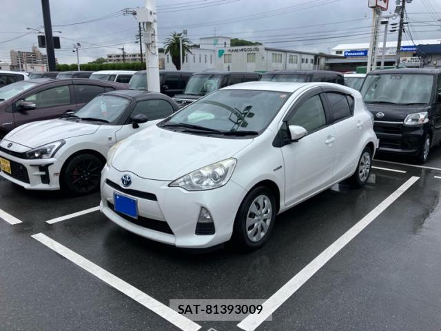Toyota AQUA 2012-01 7868658-1