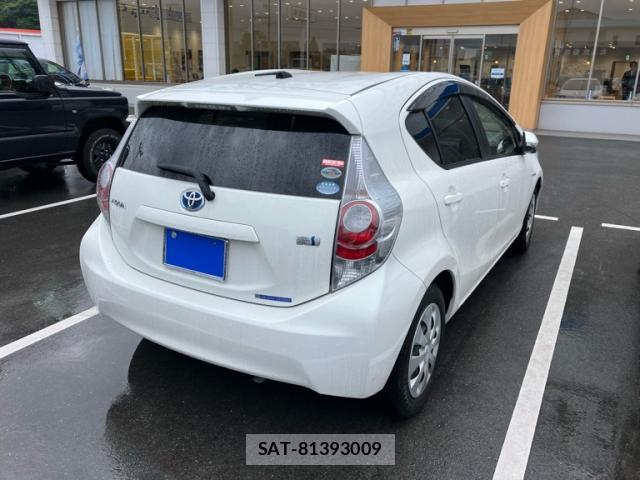 Toyota AQUA 2012-01 7868658-13