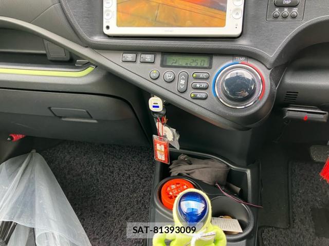 Toyota AQUA 2012-01 7868658-16