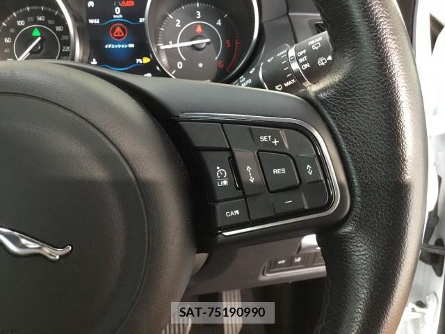 Jaguar E-PACE 2019-04 7872390-16