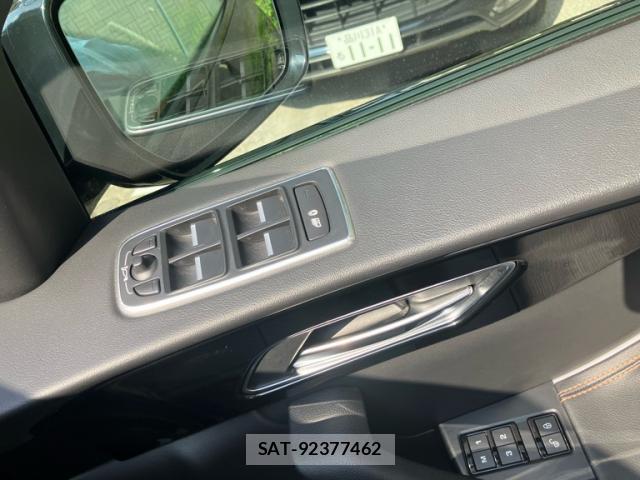 Jaguar F-PACE 2018-03 7868943-15