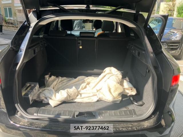 Jaguar F-PACE 2018-03 7868943-8