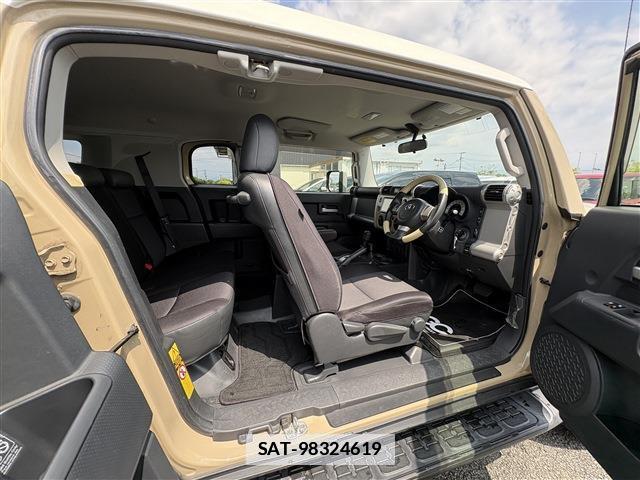 Toyota FJ CRUISER 2013-01 7870485-16