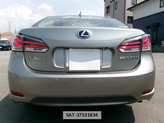 Lexus HS 2016-03 7868959-11