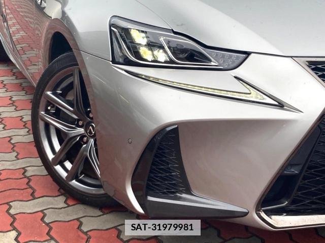 Lexus IS 2018-02 7868343-11