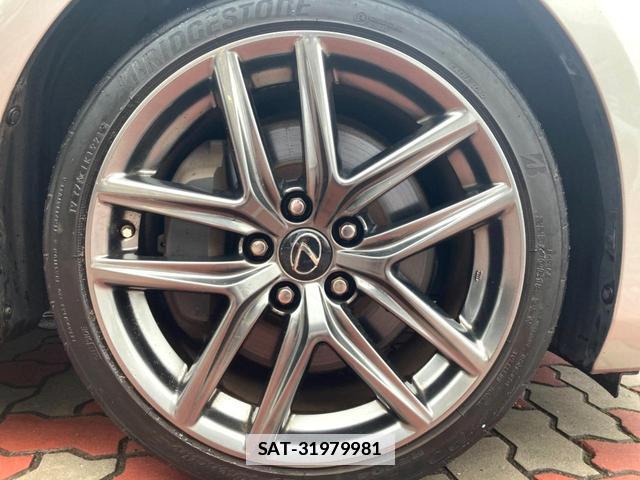 Lexus IS 2018-02 7868343-12