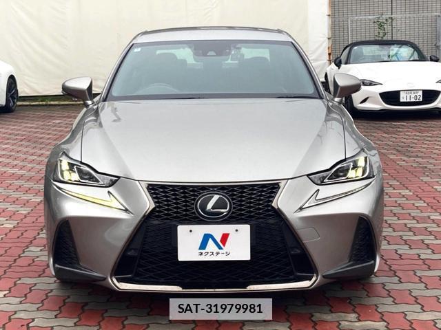 Lexus IS 2018-02 7868343-13
