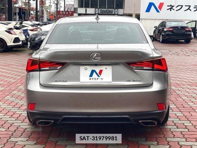 Lexus IS 2018-02 7868343-14