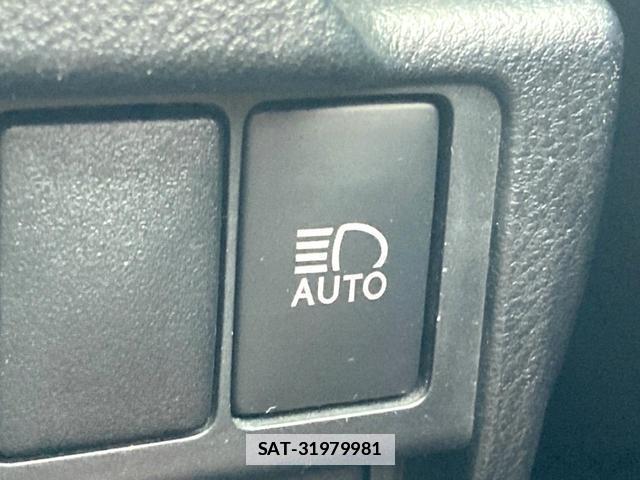 Lexus IS 2018-02 7868343-4