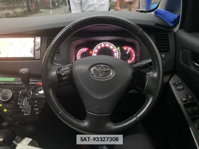 Toyota ISIS 2012-02 7868627-11