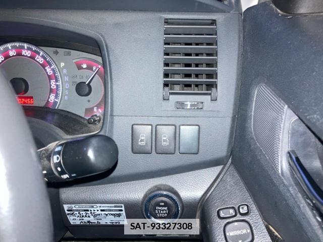 Toyota ISIS 2012-02 7868627-14