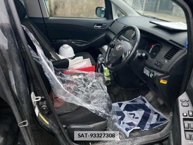Toyota ISIS 2012-02 7868627-6
