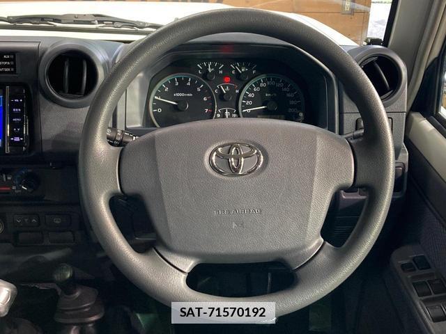 Toyota Land Cruiser 70 2015-02 7867406-10