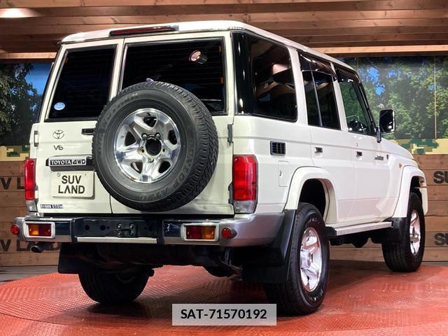 Toyota Land Cruiser 70 2015-02 7867406-16
