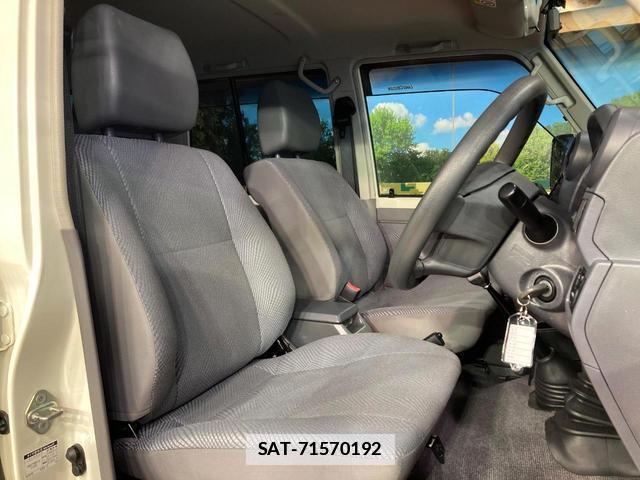 Toyota Land Cruiser 70 2015-02 7867406-7