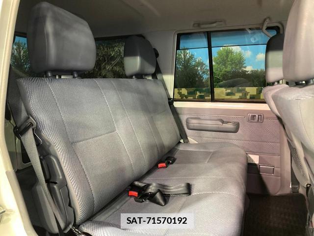 Toyota Land Cruiser 70 2015-02 7867406-8