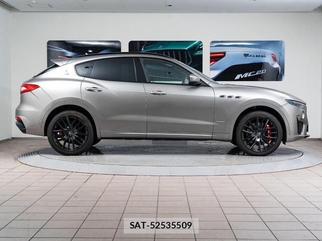 Maserati LEVANTE 2021-04 7870383-17