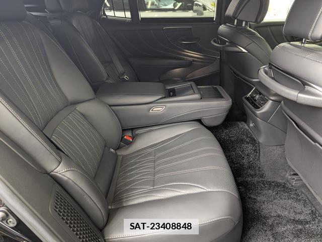 Lexus LS 2021-05 7867367-19