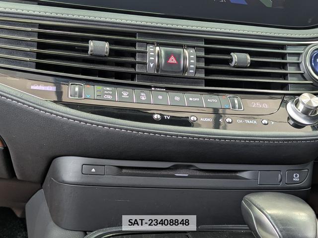 Lexus LS 2021-05 7867367-4