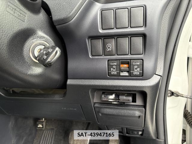 Toyota VOXY 2017-05 7867035-10
